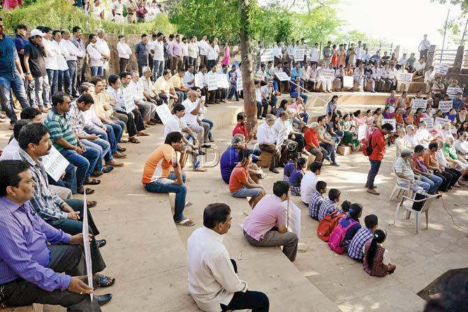 The cutting of trees is set to have a negative impact on rock formation resulting in landslides, say the protesters. The proposed road will lead to a traffic bottleneck at Chowpatty Bandstand, they add