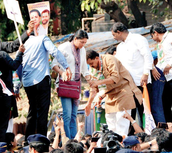 Former CM Narayan Rane and ex-MP Priya Dutt were seen at Saturday’s Kherwadi Junction protest. Pic/Sayyed Sameer Abedi