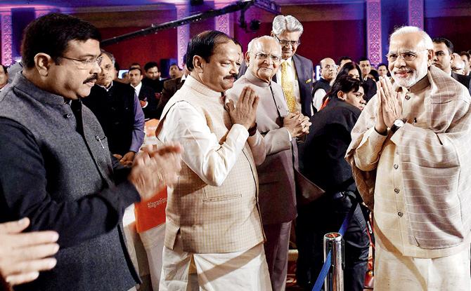 PM Modi  bids goodbye to other dignitaries present at  the Jagran Forum