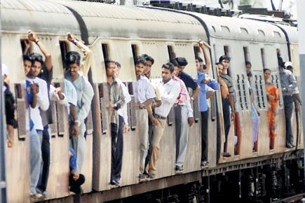 Mumbai: No mega block Sunday, rail fracture Monday