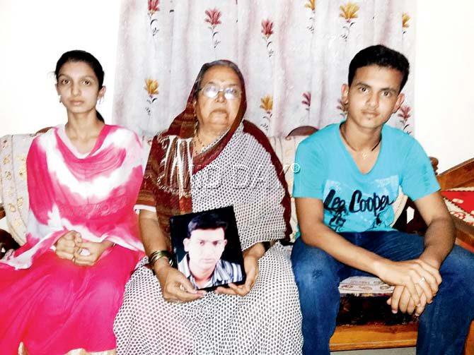 Ravindra Patil’s mother Sushilabai (70) with her grandchildren Mansi Patil (19), who is pursuing her diploma in computer engineering and her brother Prashant Patil (17), a Std XI student. Pic/Manesh Masole
