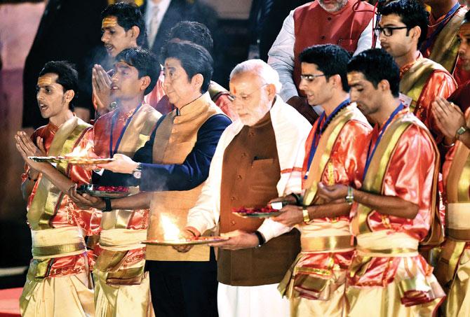 Japan’s Prime Minister Shinzo Abe and Prime Minister Narendra Modi take part in the evening aarti on the banks of the Ganga in Varanasi on Saturday. Pic/PTI