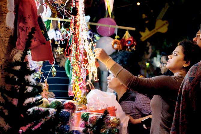 Shoppers flock to Hill Road in Bandra to pick up their Christmas decorations. Pic/Swarali Purohit