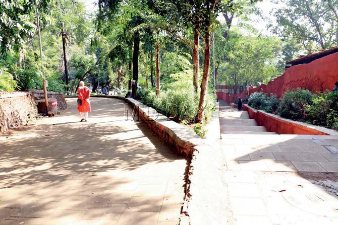A steep slope and steps offer options to those making their way from Girgaum Chowpatty to Malabar Hill via Chiranjilal Loyalka Road. Pics/Swarali Purohit