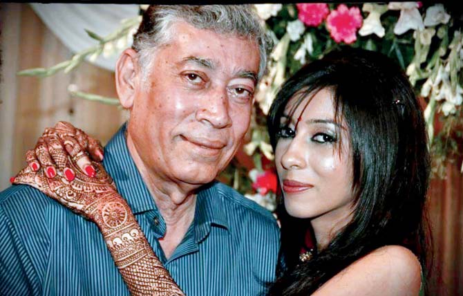 Harish Bhambhani with one of his daughters, Sonia, who came from Pune for the last rites