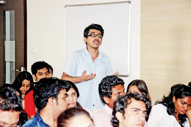 A student asks a question to Meghnad Desai during his lecture