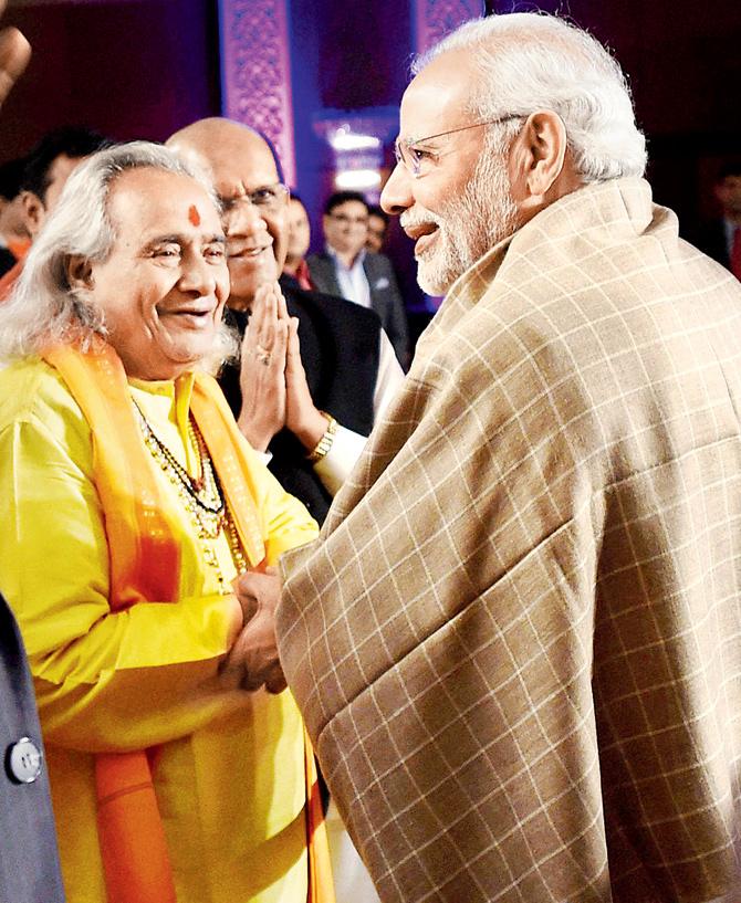 The PM exchanges pleasantries with classical singer Chhannulal Mishra