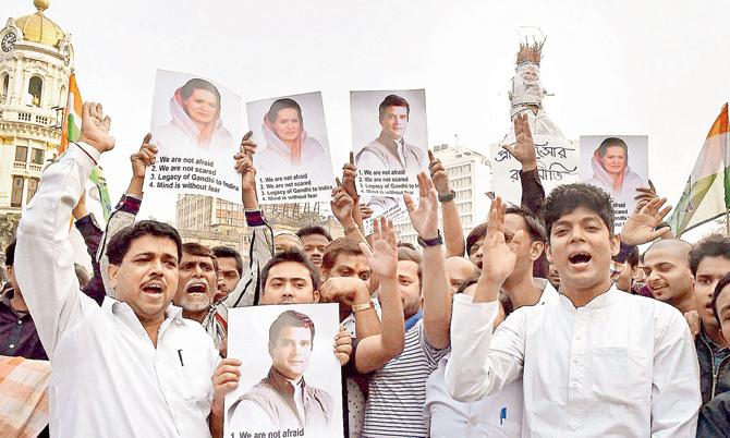 Congress workers shout  anti-Modi slogans in Kolkata. Pic/pti