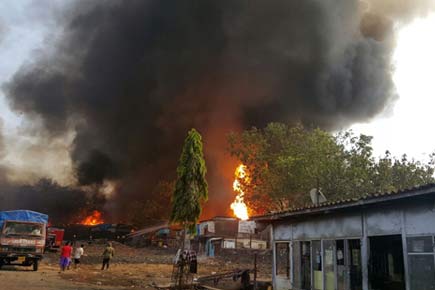 Mumbai: Massive fire in Kandivli slum, one dead