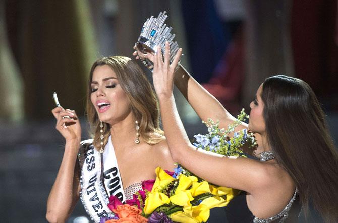 Miss Colombia Ariadna Gutierrez  (L)  is mistakenly crowned Miss Universe 2015 by Miss Universe 2014 Paulina Vega. AFP PHOTO / VALERIE MACON