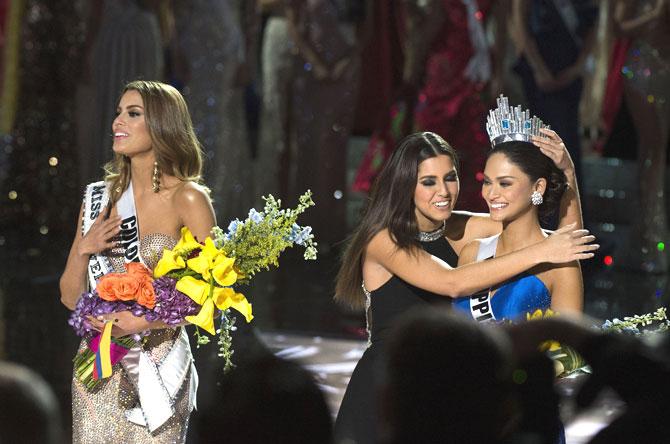 Miss Philippines Pia Alonzo Wurtzbach (R) is crowned Miss Universe 2015 by 2014 Miss Universe Paulina Vega (C) beside Miss Colombia Ariadna Gutierrez (L) on stage.  AFP PHOTO / VALERIE MACON