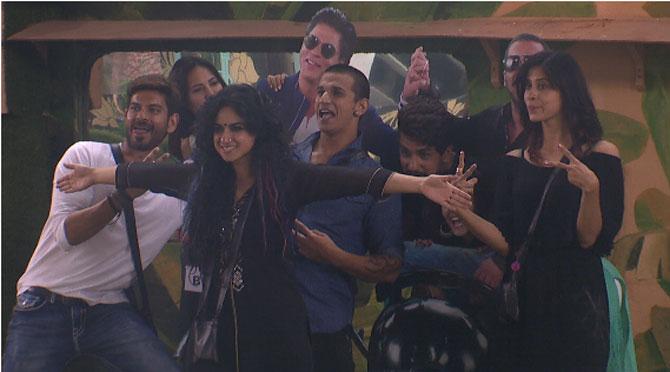 Housemates click selfie with SRK and Salman
