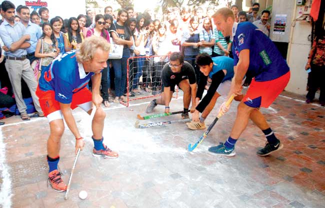 Dabang Mumbai players play ‘gully hockey’ with the students of HR College in their college campus in Churchgate yesterday
