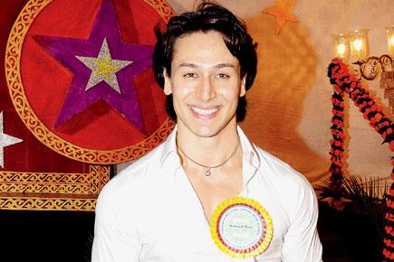 Tiger Shroff shakes a leg with school students