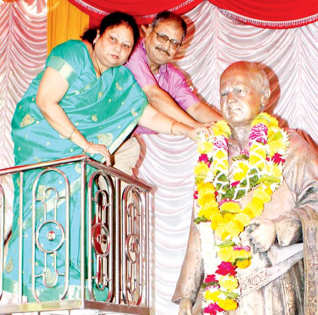Mrudula and Chandrashekhar Pusalkar garland the statue