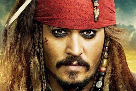Johnny Depp visits kids' hospital as Jack Sparrow