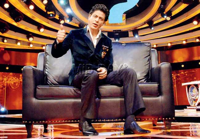 Shah Rukh Khan on the sets of his game show, India Poochega Sabse Shaana Kaun? Pic/Shadab Khan