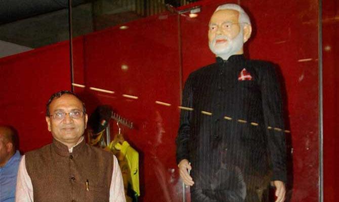 Shiv Sena defends Modi on auction of monogrammed suit