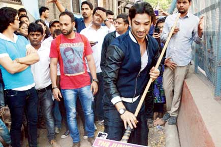 Sushant Singh Rajput takes up the broom!