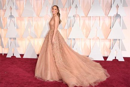 Jennifer Lopez trips on her dress at Oscars 2015