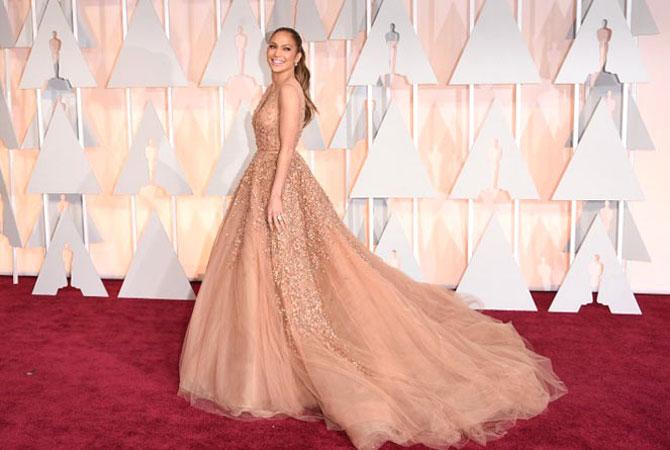 Jennifer Lopez trips on her dress at Oscars 2015