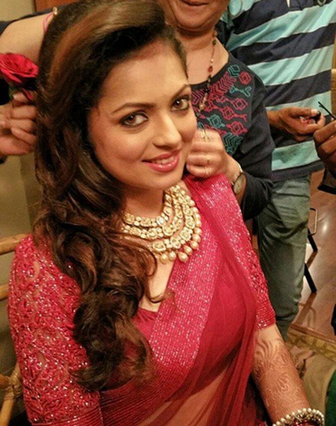 Dhrashti Dhami looking elegant in her maroon saree