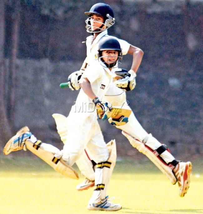 Shreyas Mandlik and Yashasvi Jaiswal (behind) run between the wickets. Pic/Atul Kamble