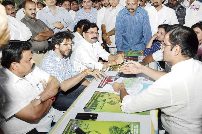 Yuva Sena chief Aaditya Thackeray, flanked by MLAs Sunil Prabhu and Ravindra Waikar, with activists from Save Aarey Milk Colony, other NGOs and local tribals in Aarey Milk Colony yesterday. Pics/Suresh KK