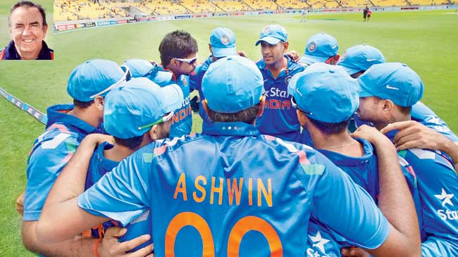 India skipper Mahendra Singh Dhoni in a huddle with his teammates ahead of the fifth ODI against New Zealand in Wellington in January 2014 (Pic/AFP) and Inset Bobby Simpson