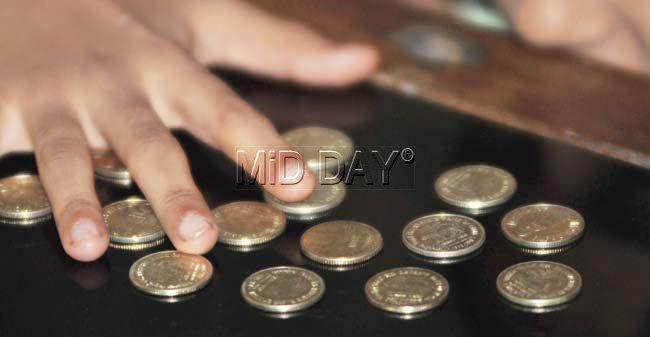 Many Mumbaikars are forced to forgo change of R 1 and 2 due to the coin shortage. Pics/Nimesh Dave