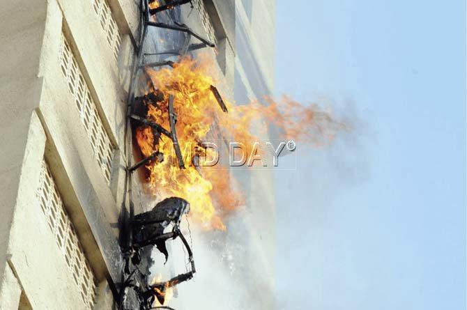 Residents of the Mhada tower in Chikuwadi called the fire brigade and rushed downstairs as soon as the garbage duct caught fire around 4.30 pm yesterday. Pics/Nimesh Dave