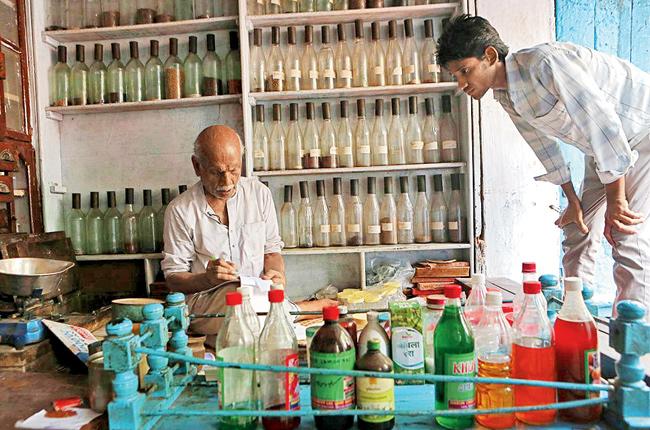 The hakim in Delhi sees hundreds of patients daily