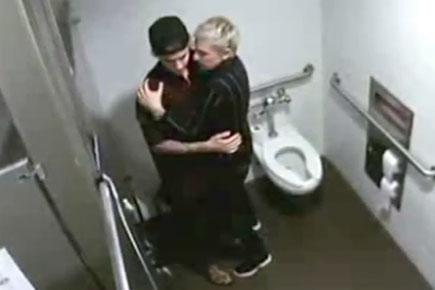 Justin Bieber, Ellen Degeneres 'make out' in bathroom!