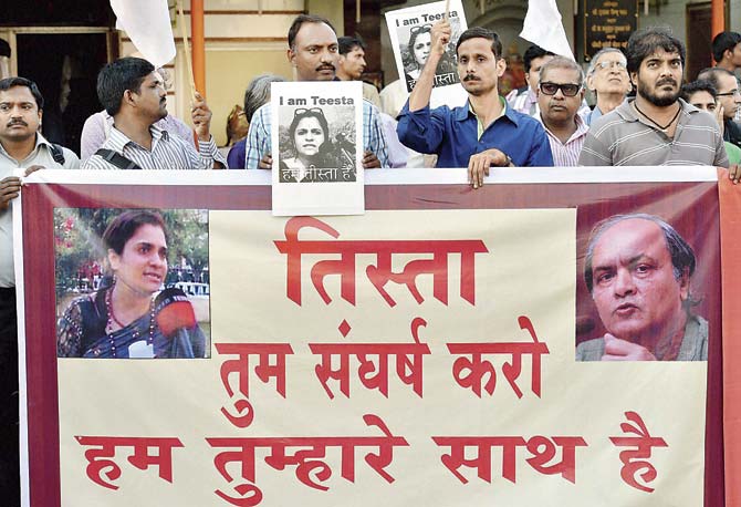 Mumbaikars stage a protest in support of Teesta Setalvad and Javed Anand, who have been accused of embezzlement. The couple came to national prominence when they fought for the victims of post Babri Masjid demolition riots in Mumbai. Pic/PTI
