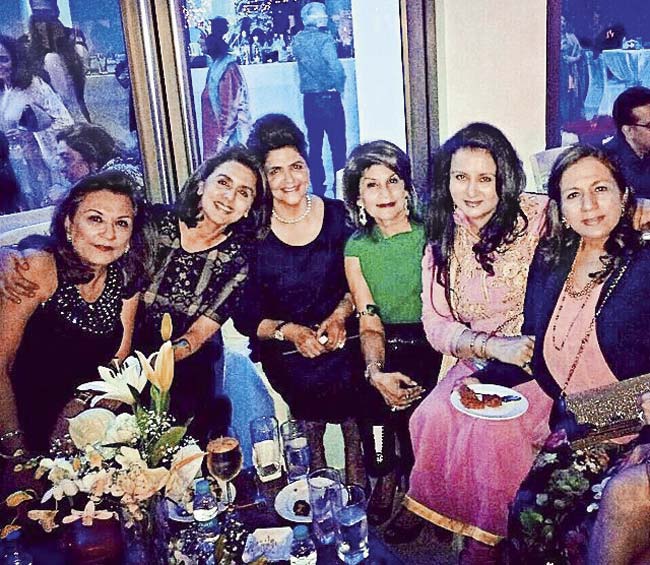 Neetu Kapoor, Karuna Dhawan and Pinky Roshan with friends