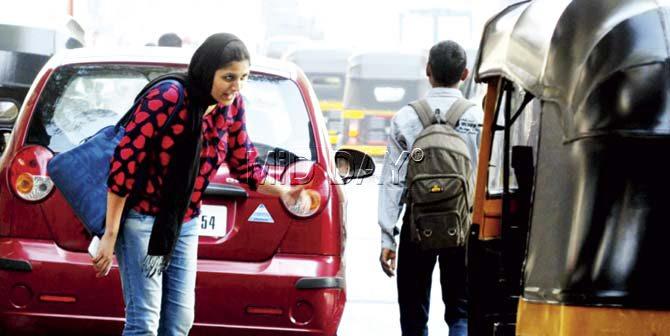 mid-day reporter Neha Tripathi had to run behind auto rickshaws for 20 minutes, trying to convince the driver to take her to the airport. Pic/Nimesh Dave