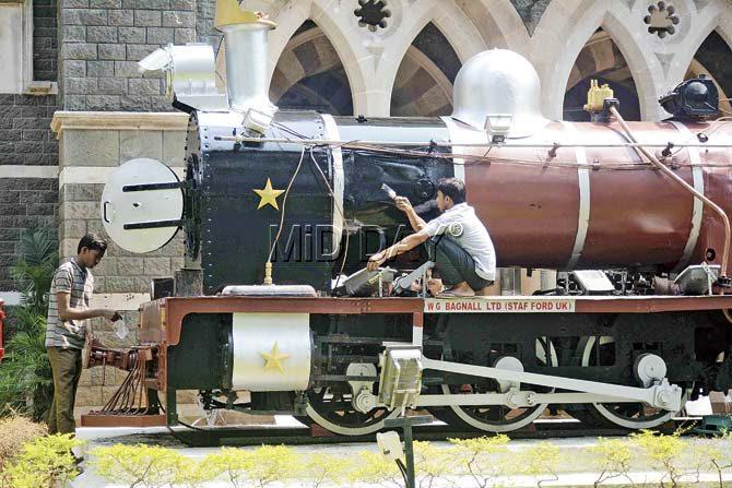 A steam engine on display outside Churchgate station gets a fresh coat of paint ahead of the Railway Budget. Pic/Atul Kamble