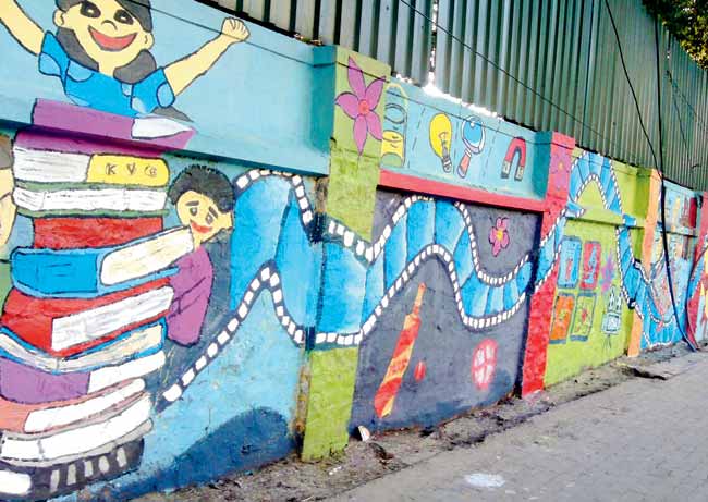 Pune Biennale 2015 street art activity by students of KC Thackeray School