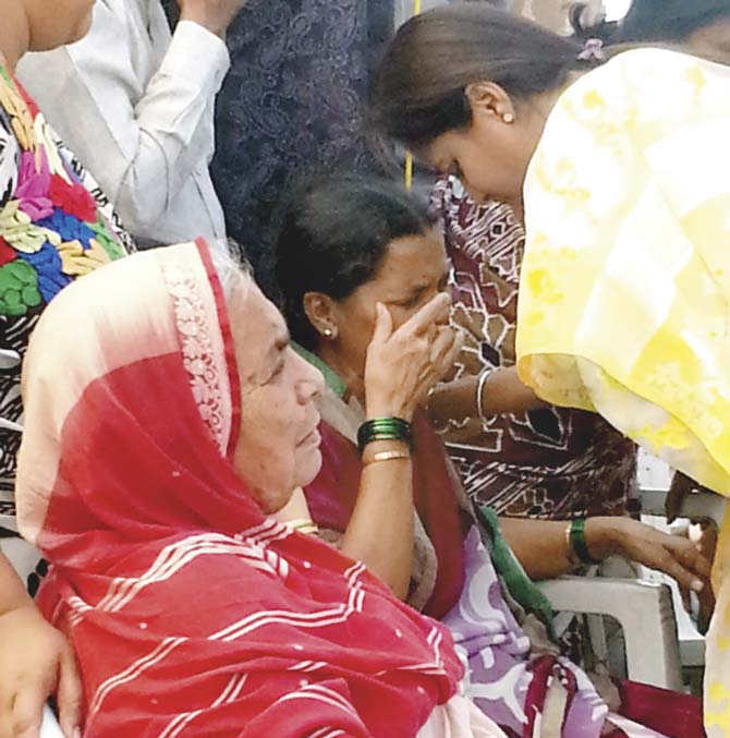 R R Patil’s mother, Bhagirati (in red) waits for his last rites to be performed in Anjani village yesterday