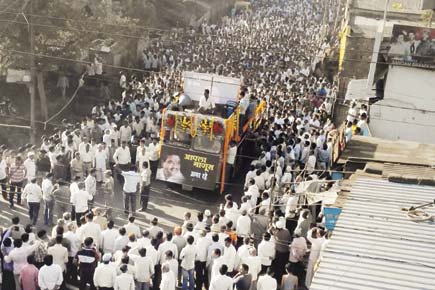Supporters throng R R Patil's village to pay last respects