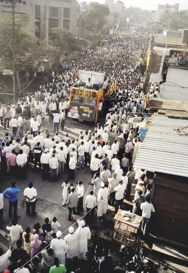 More than a lakh supporters turned up from all over the state to pay homage to Patil, whose body was brought to his village residence in a procession