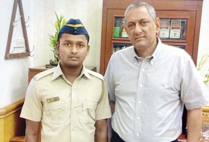 Commissioner of Police Rakesh Maria rewarded Chandne with Rs 2,000 cash, and also added a good entry against the constable’s name, which is counted as an act of bravery, after Murli wrote an email to Maria about her experience