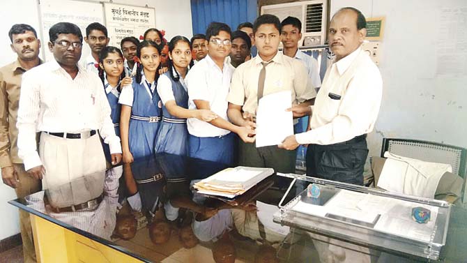 Students and teachers with an official at the Mumbai divisional state board office. They asked that the Science subject be changed back to its older format of two papers, as it is difficult to study all the branches of the subject at the same time for one paper
