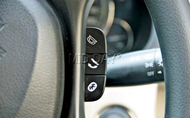 The Bluetooth and call receive/reject buttons are placed behind the steering and require some getting used to