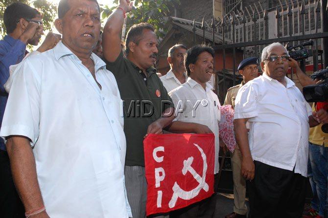 Communist Party of India (CPI) activists protest as the body of Govind Pansare (below) is being transported from JJ Hospital to Kolhapur after his post-mortem. Pics/Shadab Khan