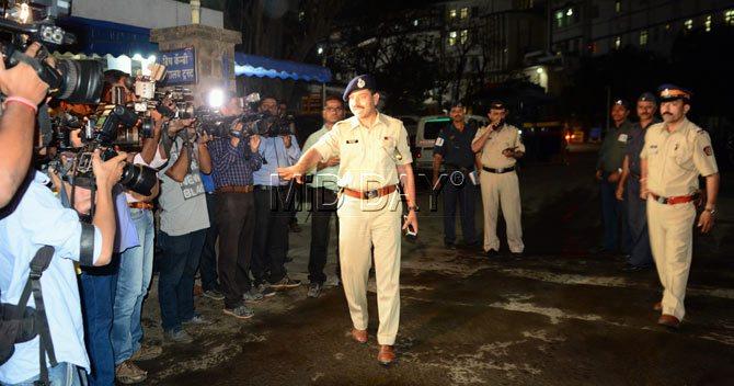 Policemen and members of the media outside Breach Candy Hospital where Govind Pansare passed away. Pics/Bipin Kokate