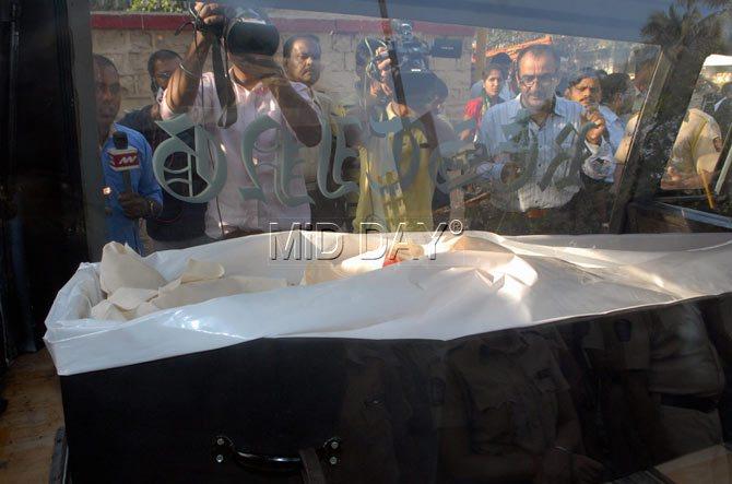 Body of Govind Pansare being transported from JJ Hospital to Kolhapur after his post-mortem