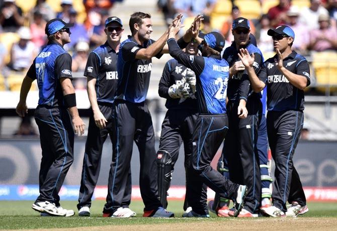New Zealand bowler Tim Southee (centre L) celebrates with teammates after dismissing England batsman Ian Bell 