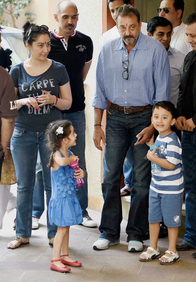 Sanjay Dutt with his wife Maanyata and twins Iqra, Shahraan