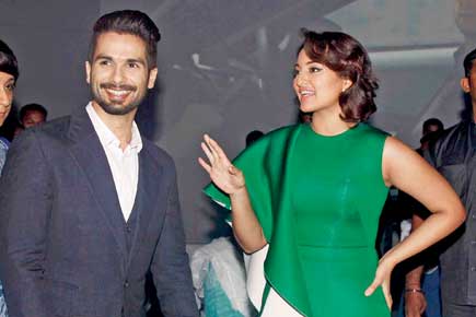 Sonakshi Sinha bonds with ex-flame Shahid Kapoor